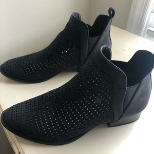 Women’s flat booties